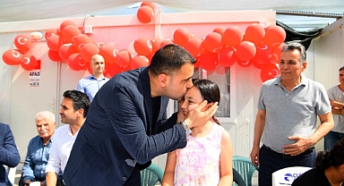 Kozay, konteyner kentteki çocuklarla bayramlaştı