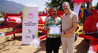 Göçerlere hayvan içme suyu tankı dağıtıldı