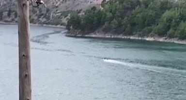 Orman yangınına müdahale eden helikopter suya düştü