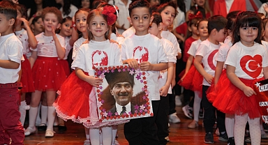 Çukurova'da Cumhuriyet defilesi