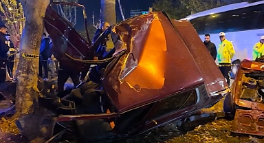 Adana'da otomobil ağaca çarptı: 1 ölü, 2 yaralı