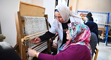 Çukurovalı kadınlara kilim dokuma kursu