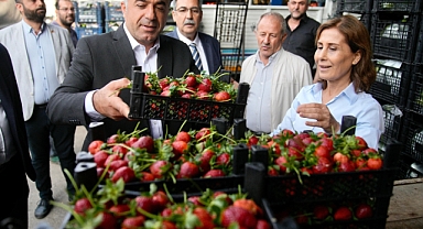 Tekin'den pazarcı esnafına sabah ziyareti