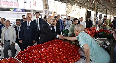 Vali Köşger, pazarcı esnafıyla bir araya geldi