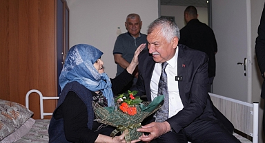 Zeydan Karalar, huzurevi sakinlerini ziyaret etti