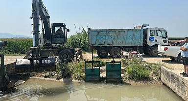 Sulama kanalına atılan kurban atıkları temizlendi