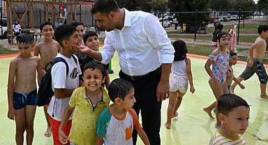 Emrah Kozay, su oyun parkında çocuklarla buluştu