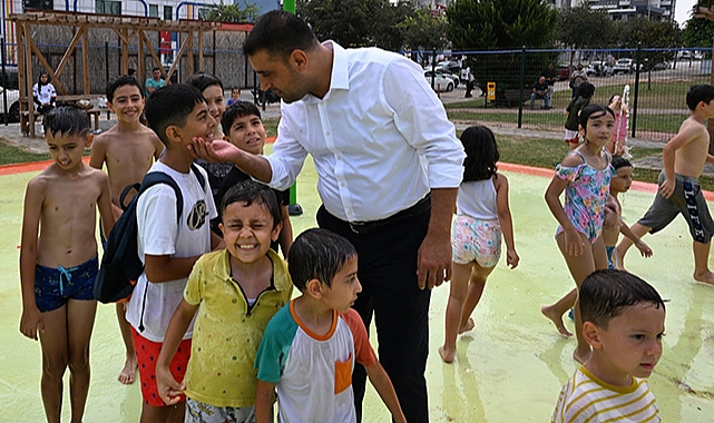 Emrah Kozay, su oyun parkında çocuklarla buluştu
