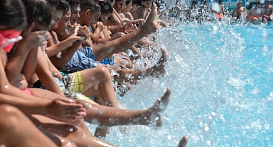 Seyhan'da çocuklar hem serinliyor hem de yüzme öğreniyor