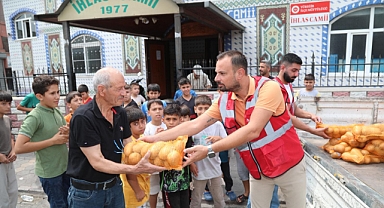 Yüreğir belediyesi dar gelirli ailelere patates dağıttı
