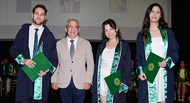 ÇÜ’de 99 Diş Hekimi Yemin İçerek Mezun oldu