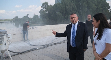 Tarihi Taşköprü’de sprey boya temizliği