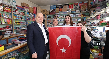 Yüreğir'de esnafa Türk Bayrağı dağıtıldı