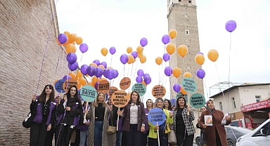 Kadınlar mor ve turuncu balonları gökyüzüne bıraktı