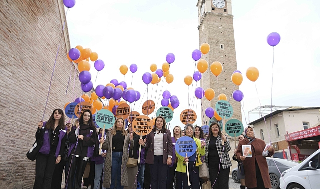 Kadınlar mor ve turuncu balonları gökyüzüne bıraktı