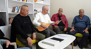 Çukurova'da emekli dinlenme evinde müzik ziyafeti