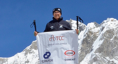 Everest Base Camp tırmanışını başarıyla tamamladı