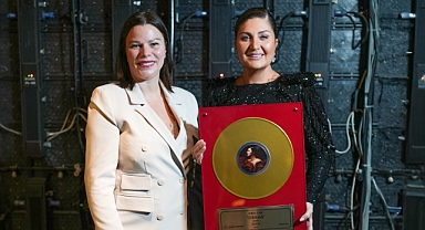 Sibel Can'a altın plak!