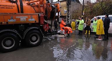 Adana'da sağanak hayatı felç etti