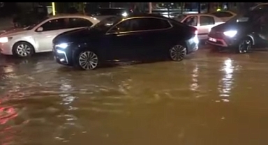 Adana’da sağanak yağış hayatı olumsuz etkiledi
