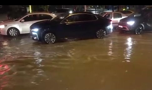 Adana’da sağanak yağış hayatı olumsuz etkiledi