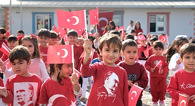 Ceyhan belediyesi kreşlerinde ilk ders: Bayrak Sevgisi