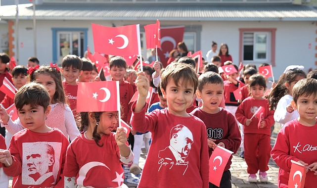 Ceyhan belediyesi kreşlerinde ilk ders: Bayrak Sevgisi