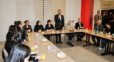 Vali Yavuz, kız öğrencilerle iftarda bir araya geldi