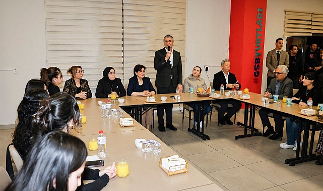 Vali Yavuz, kız öğrencilerle iftarda bir araya geldi