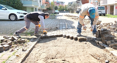 Ceyhan'da belediyeden yol ve kaldırımlarda yoğun mesai
