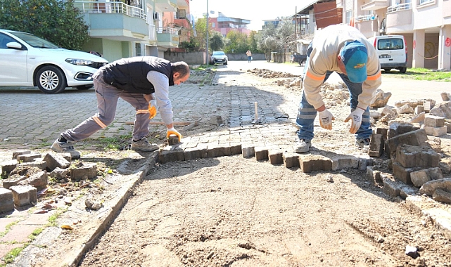 Ceyhan'da belediyeden yol ve kaldırımlarda yoğun mesai