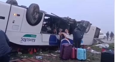 Kozan'da yolcu otobüsü devrildi: 2 ölü 17 yaralı