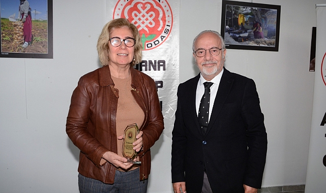 Uzman Dr. Gezer'e 30. Yıl plaketi