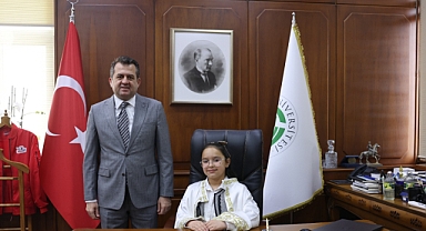 Minik rektör göreve geldi