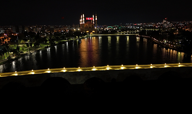 Tarihi Taşköprü ışıklandırıldı