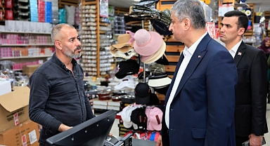 Vali Yavuz, Küçük Dikili'de esnaf ziyaretinde