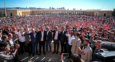 Özgür Özel, mitingin ardından Anıtkabir'e yürüdü
