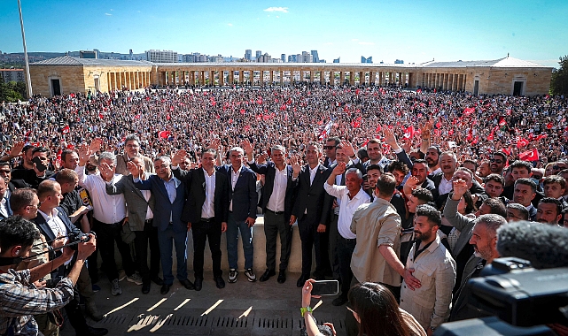 Özgür Özel, mitingin ardından Anıtkabir'e yürüdü