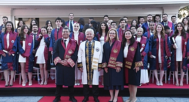 Adana Tıp Fakültesi'nde mezuniyet coşkusu