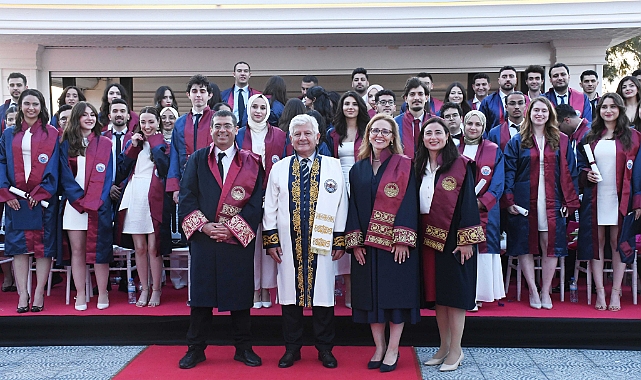 Adana Tıp Fakültesi'nde mezuniyet coşkusu
