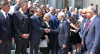 Özel ve Kılıçdaroğlu cenaze töreninde karşılaştı