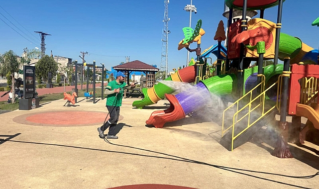 Ceyhan'da meydan ve parklarda temizlik çalışması
